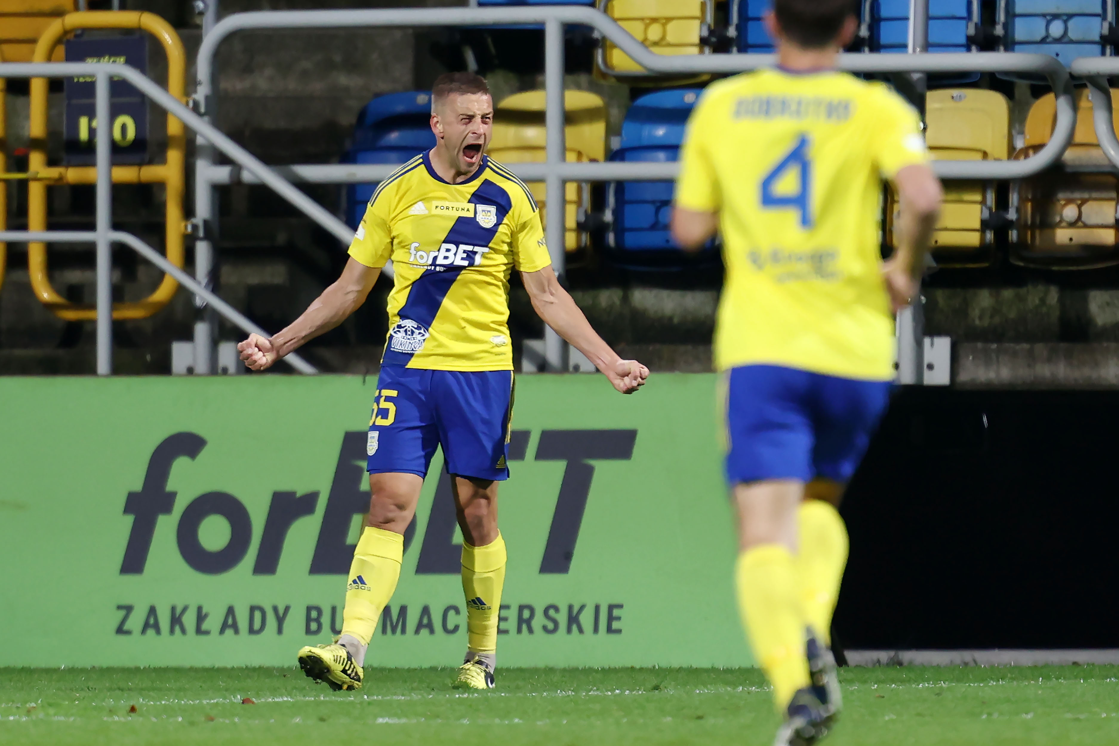 Lechia obserwowała, Arka wygrała. Derby Trójmiasta coraz bliżej, wyjątkowa delegacja w Gdyni [WIDEO]