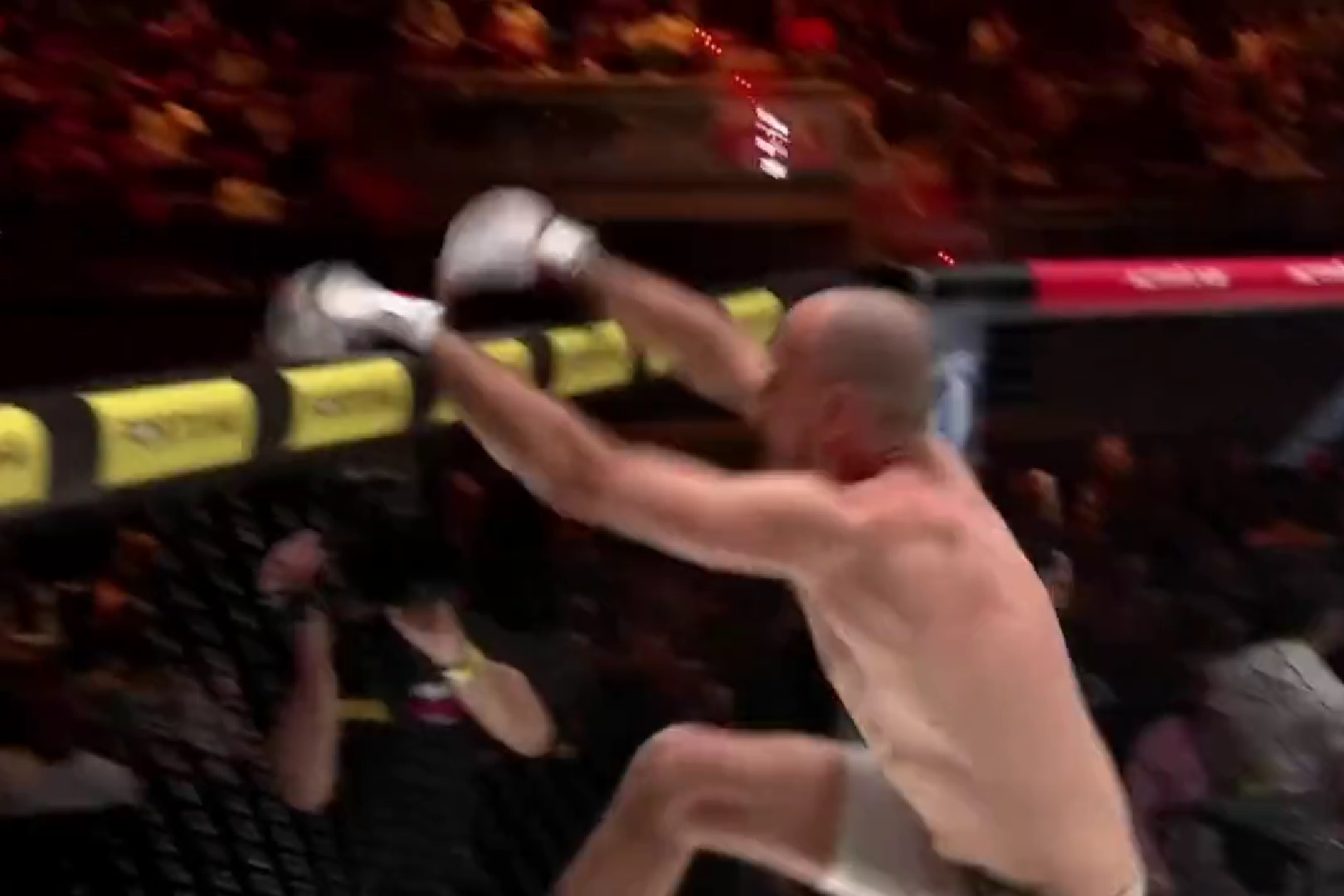 Chciał wskoczyć na klatkę, wyszła kompromitacja. Komiczna celebracja freak-fightera [WIDEO]