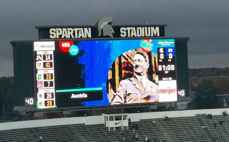 Olbrzymi skandal na stadionie. Nagle na telebimie wyświetlił się Hitler. Klub się tłumaczy [ZDJĘCIE]