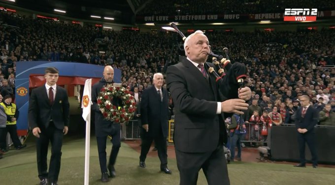 Wzruszające sceny na Old Trafford. Manchester United oddał hołd Bobby'emu Charltonowi [WIDEO]
