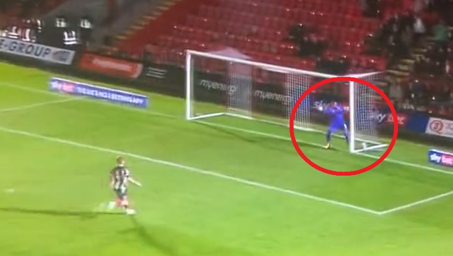 Kuriozalny samobój angielskiego golkipera. W absurdalny sposób wbił piłkę do własnej bramki [WIDEO]