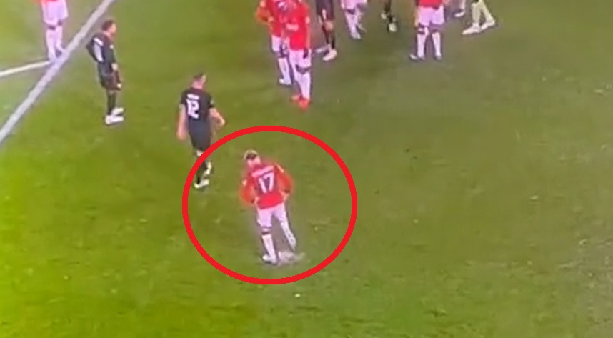 Skrzydłowy Manchesteru United pomógł Onanie w obronie rzutu karnego? Sprytna zagrywka w Lidze Mistrzów [WIDEO]