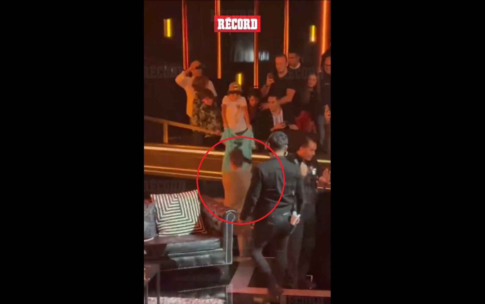 Gerard Pique spadł ze sceny. Widowiskowy upadek podczas rozdawania autografów [WIDEO]
