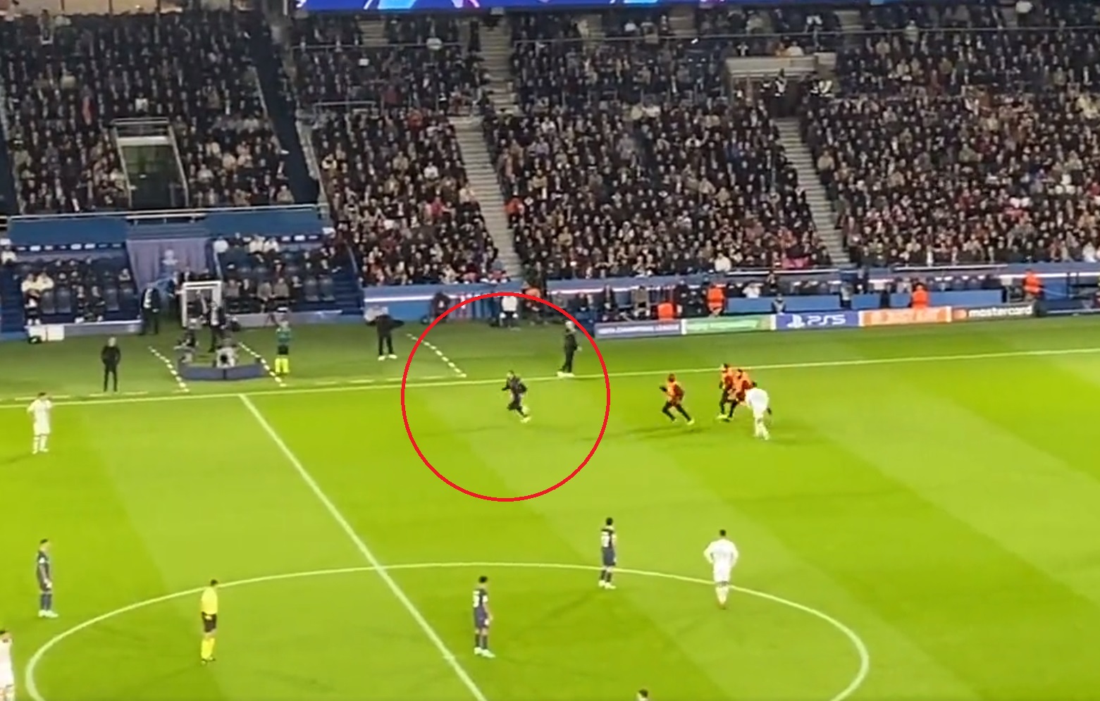 Kibic zabawił się z ochroną podczas meczu PSG. Ogromna wrzawa na trybunach. "Poudawał Usaina Bolta" [WIDEO]