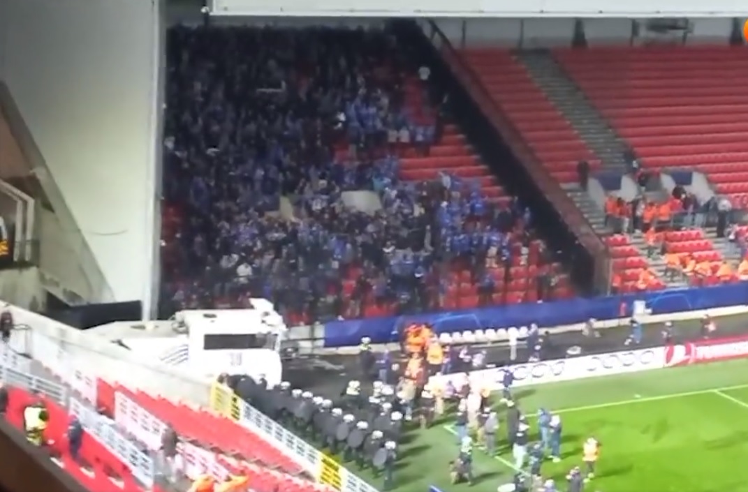 Zadyma po meczu Ligi Mistrzów. Policja użyła armatki wodnej przeciwko chuliganom [WIDEO]