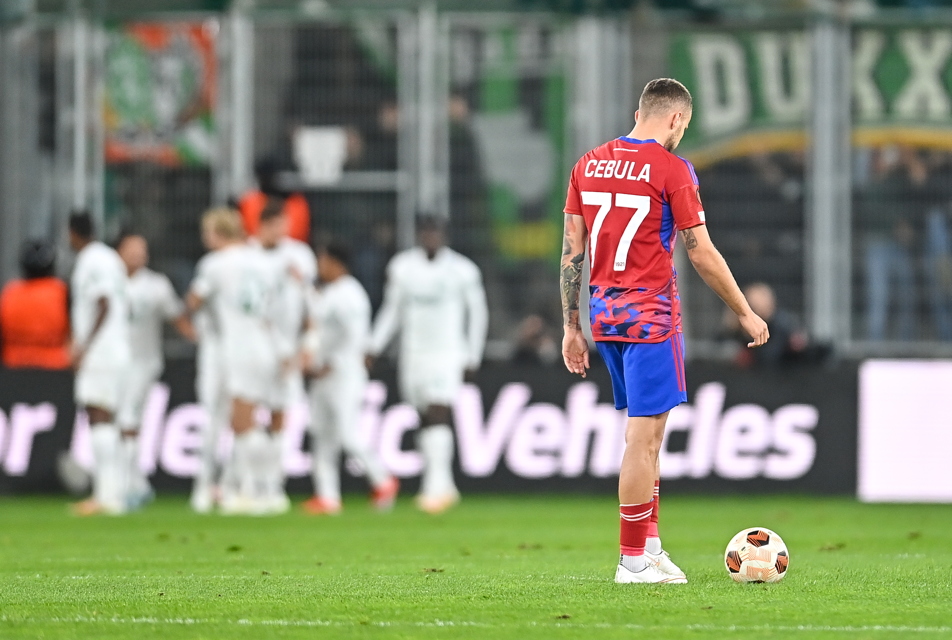 "Zawodnik Sportingu pytał mnie, na czym my gramy". Gracz Rakowa o fatalnej murawie, wbił szpilkę prezydentowi