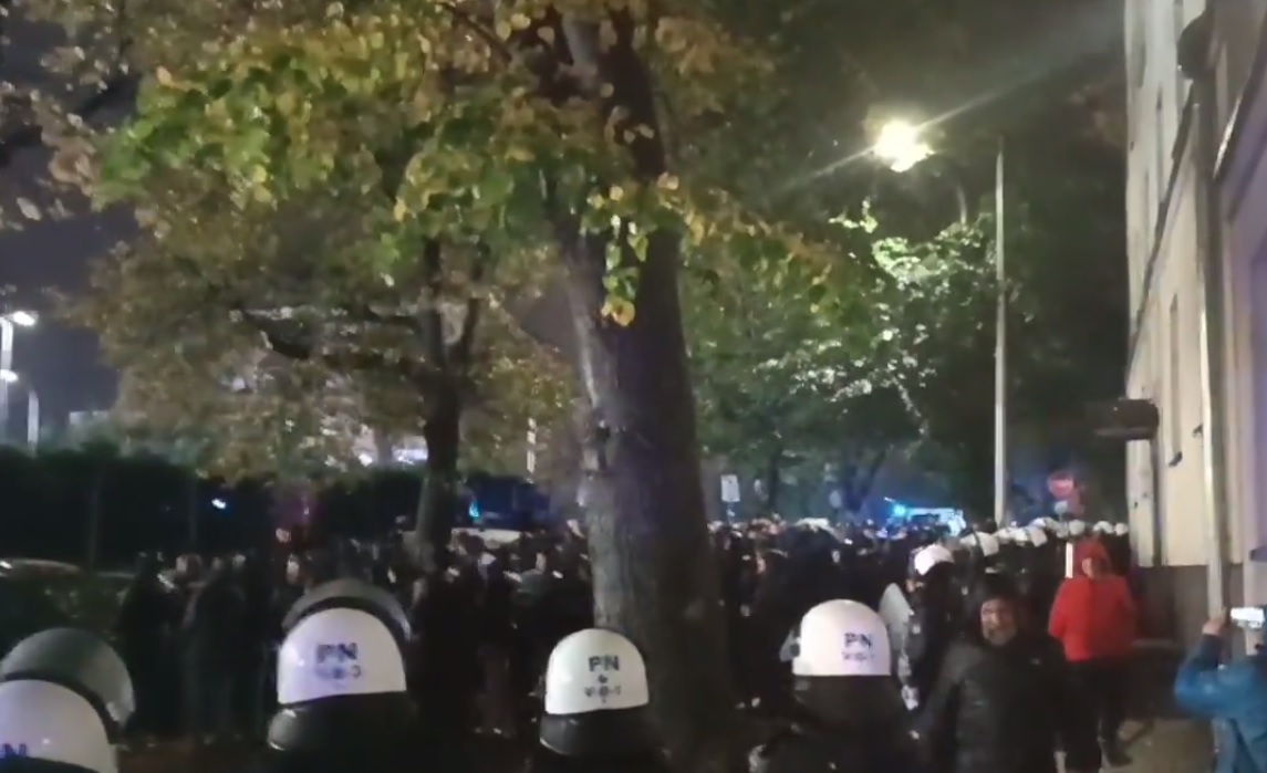Kibice Wisły Kraków pojechali do Bielska-Białej. Dopingowali spod stadionu [WIDEO]