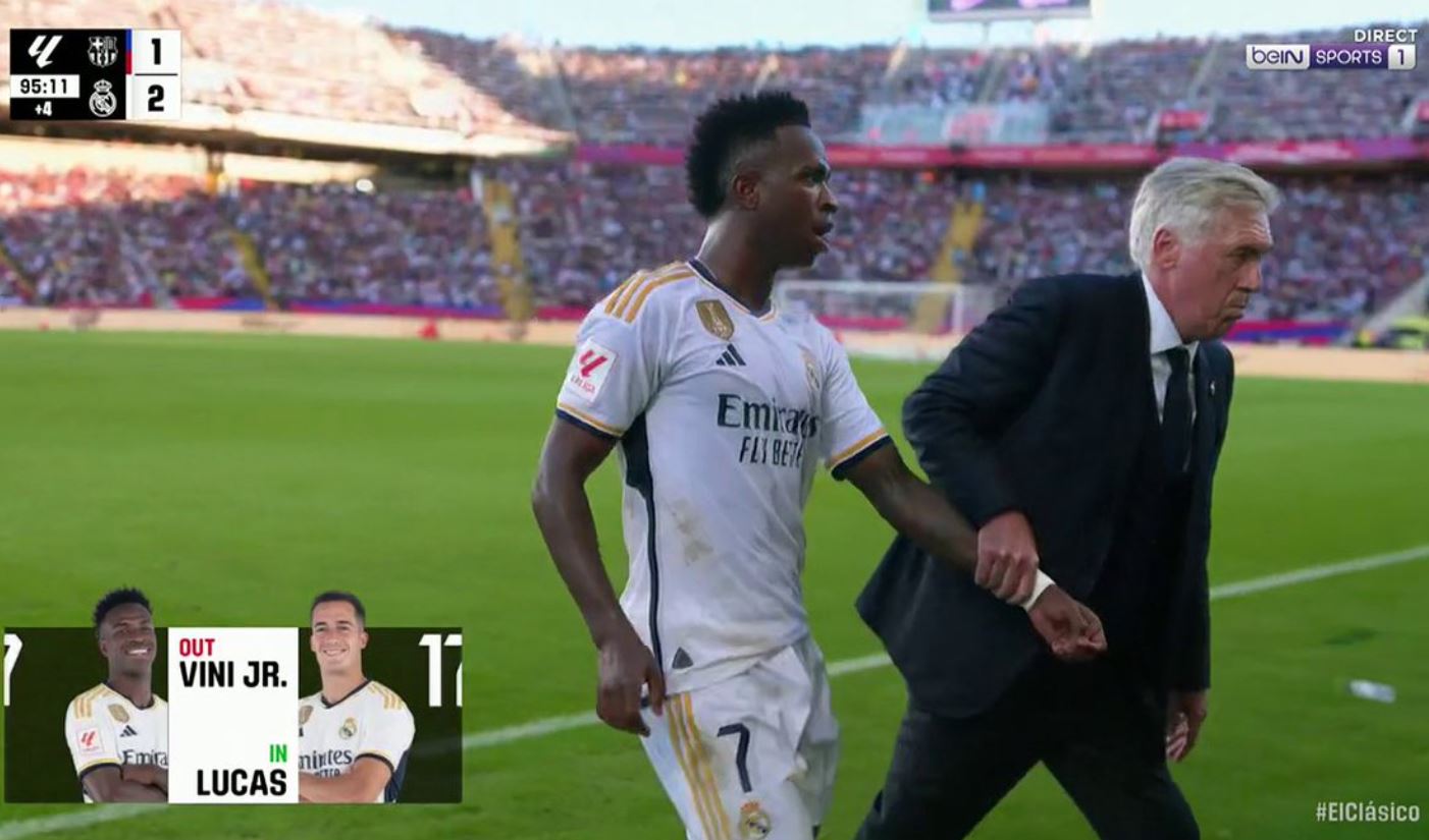 Vinicius prowokował kibiców Barcelony, Ancelotti był wściekły. Gwizdy i wyzwiska pod adresem piłkarza [WIDEO]