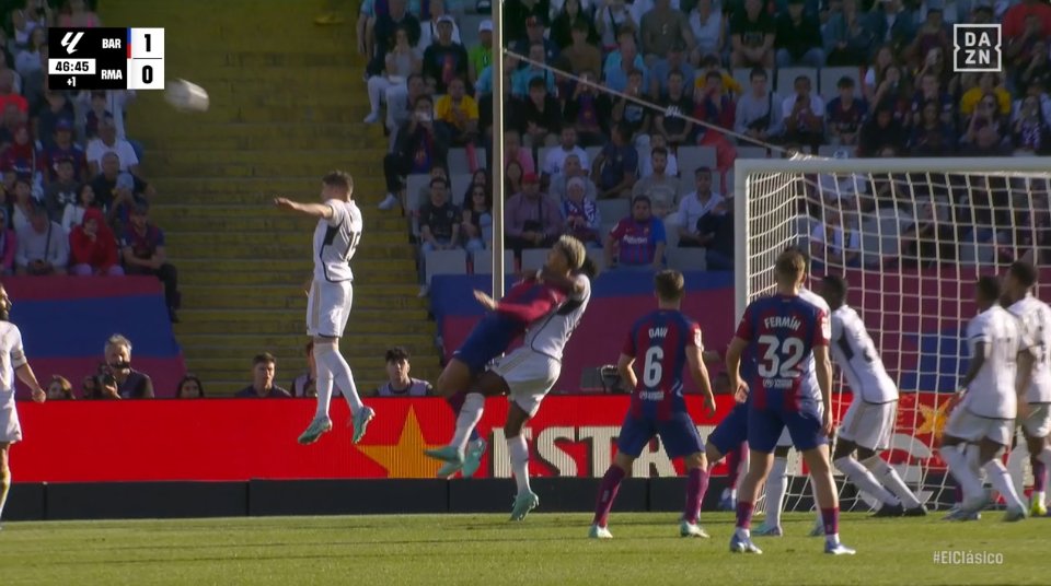 "Ewidentny faul, za który Barcelonie należał się rzut karny". Duża pomyłka sędziów w El Clasico? [WIDEO]