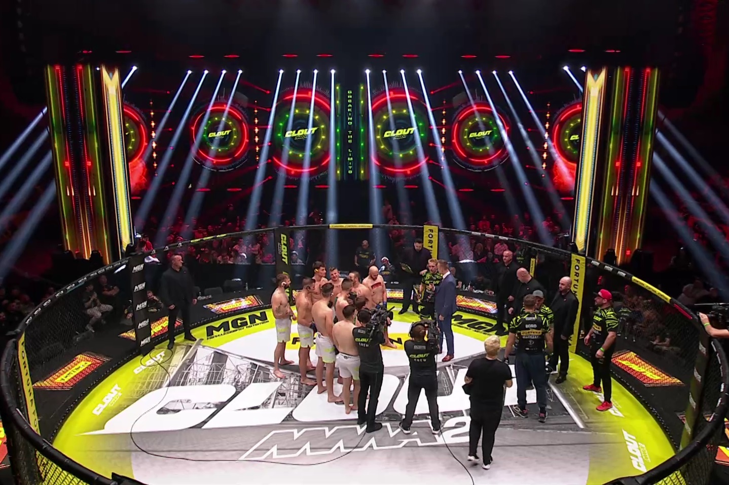 Freak-fighter przetrwał walkę z 10 rywalami! Niespotykana sytuacja podczas Clout MMA