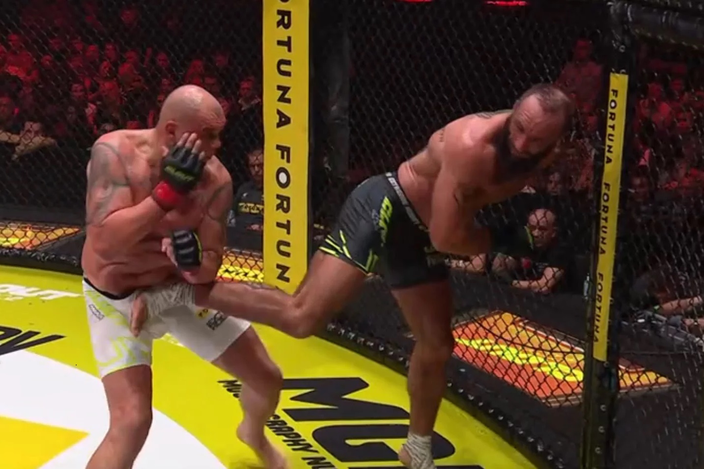 Wielka niespodzianka na Clout MMA! Duży faworyt zremisował z wiekowym freak-fighterem