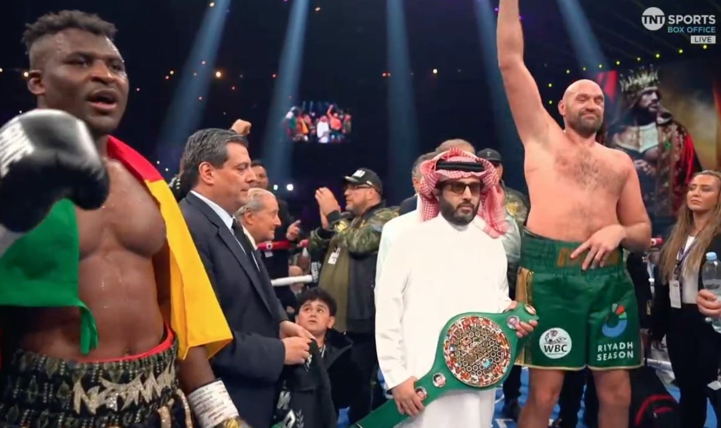 Gigantyczny szok w walce Tysona Fury'ego! Leżał na deskach, ale sędziowie przyznali mu zwycięstwo! [WIDEO]