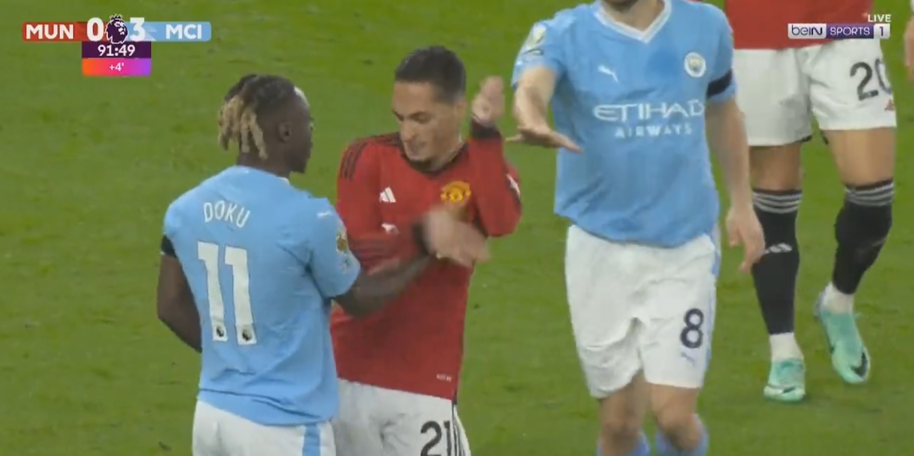 "Żenujące. Wyrzuciłbym go z boiska". Gwiazda Manchesteru United zagotowała się w derbach [WIDEO]