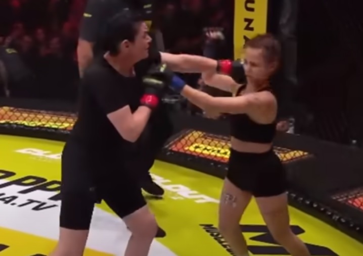 Anglicy piszą o patologicznej walce na Clout MMA. Co za wstyd. "50-letnia matka powaliła byłą dziewczynę syna"