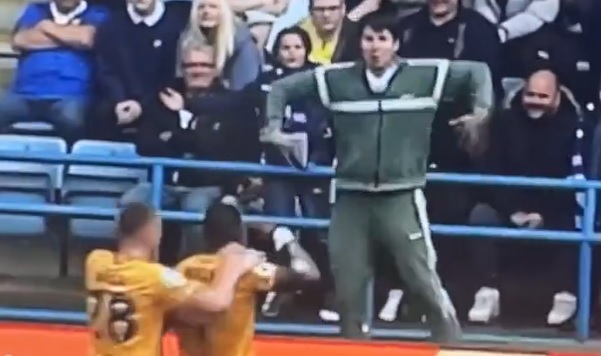 Kibic pokazywał rasistowskie gesty w stronę piłkarza. Spotkała go sroga kara [WIDEO]