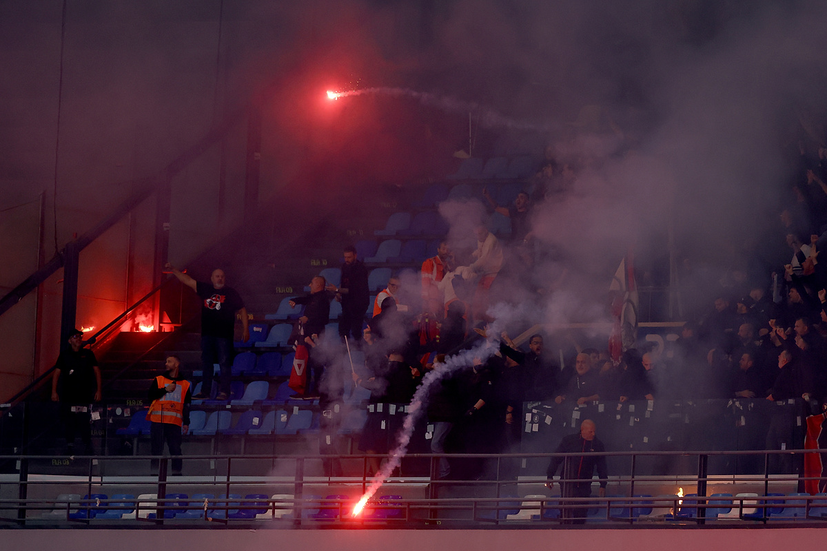 Tragedia w Neapolu podczas hitu Serie A. Pod stadionem znaleziono martwego kibica