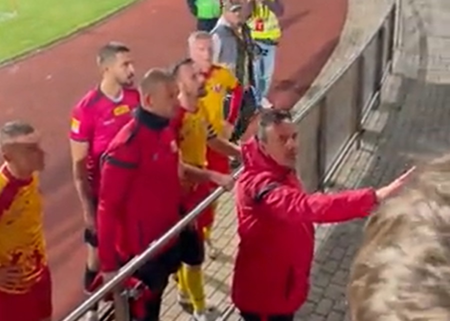 Emocje po meczu I ligi. Nerwowa reakcja kibiców, uspokajał ich trener. "Wiecie, z kim graliśmy?!" [WIDEO]
