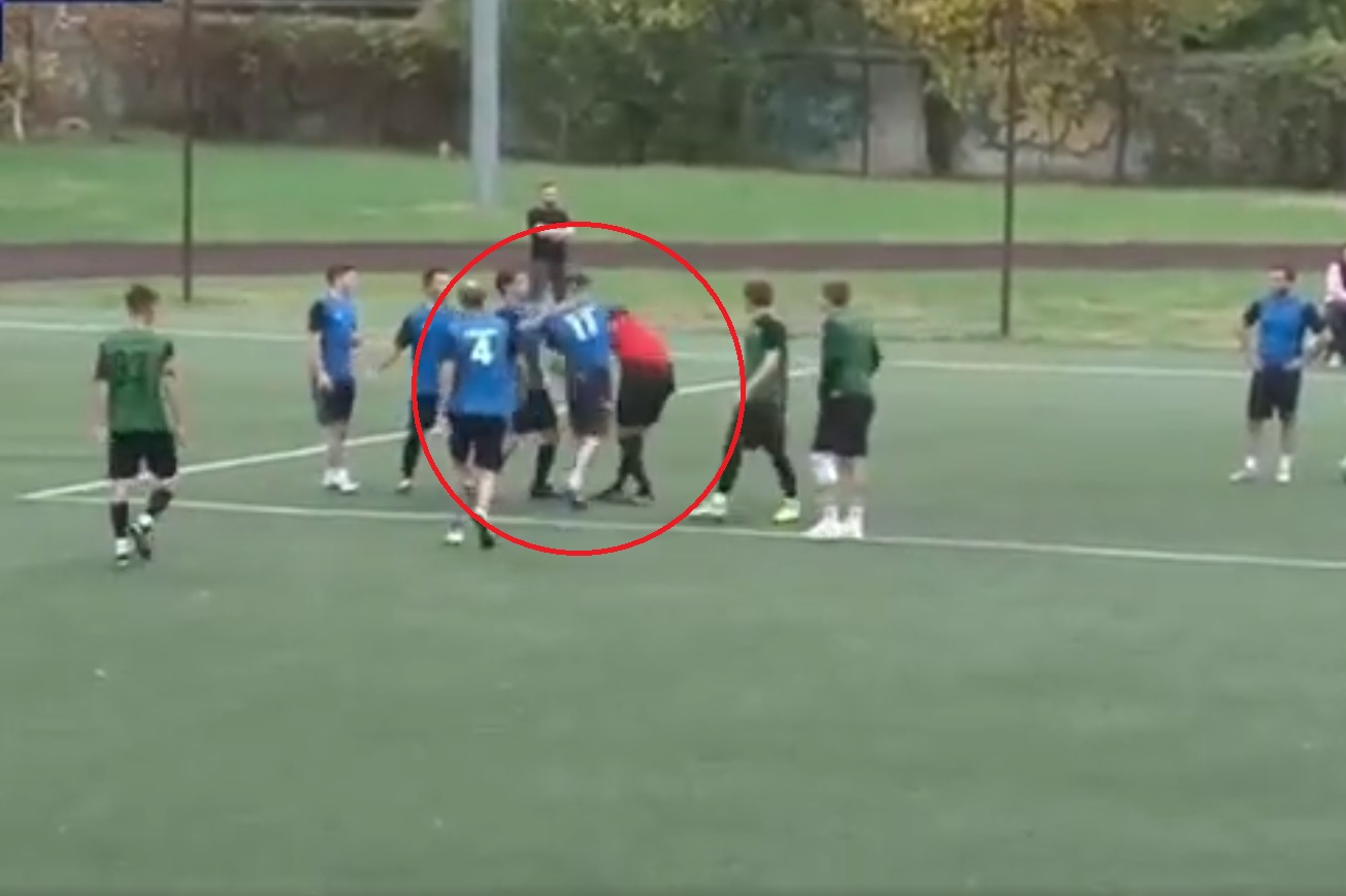 Podszedł do sędziego i nagle go znokautował. Mogło dojść do tragedii, piłkarz wywołał skandal [WIDEO]