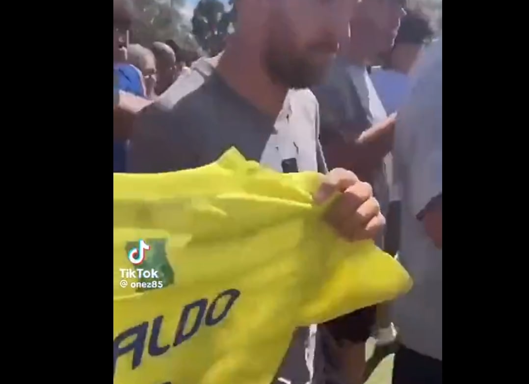 Kibic próbował wcisnąć Messiemu koszulkę Ronaldo. Bezwzględna reakcja gwiazdy [WIDEO]