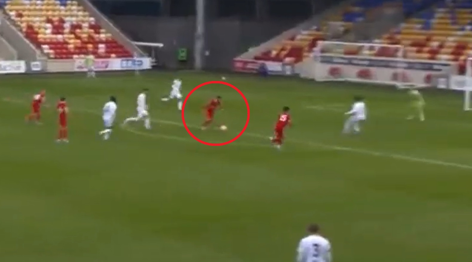 Trzeci mecz, trzeci gol. Polski piłkarz błyszczy na Wyspach. Znów to zrobił [WIDEO]