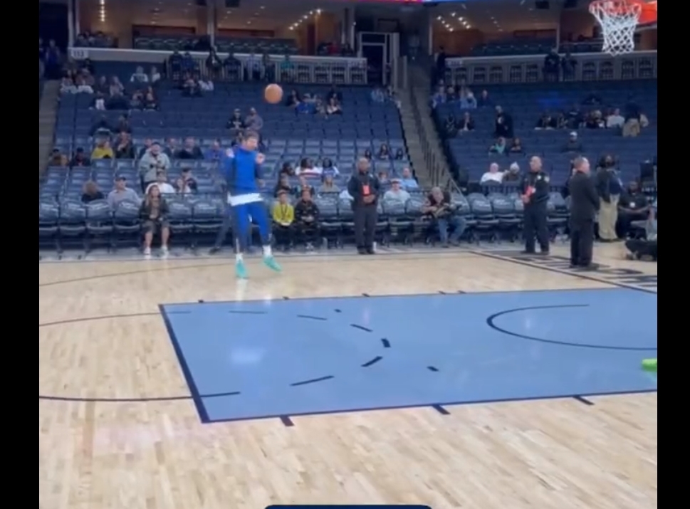 Widowiskowe trafienie gwiazdy NBA. Zaprezentowała swoje nietypowe umiejętności [WIDEO]