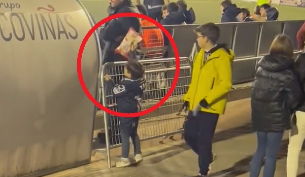Niecodzienna sytuacja w Pucharze Króla. Tak kibic odwdzięczył się piłkarzowi za jego koszulkę [WIDEO]
