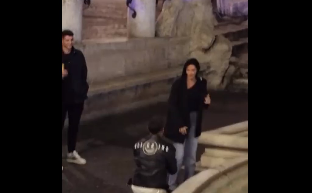 Gwiazdor Serie A oświadczył się partnerce w centrum Rzymu. Asystował mu mistrz świata z Kataru [WIDEO]