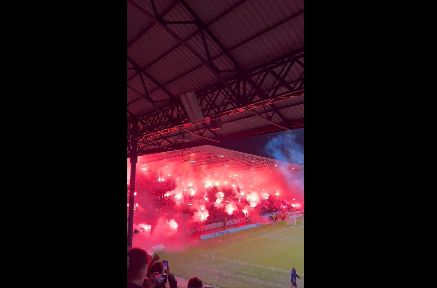Kibice słynnego klubu uruchomili alarm na stadionie rywali. Sędzia przerwał mecz [WIDEO]