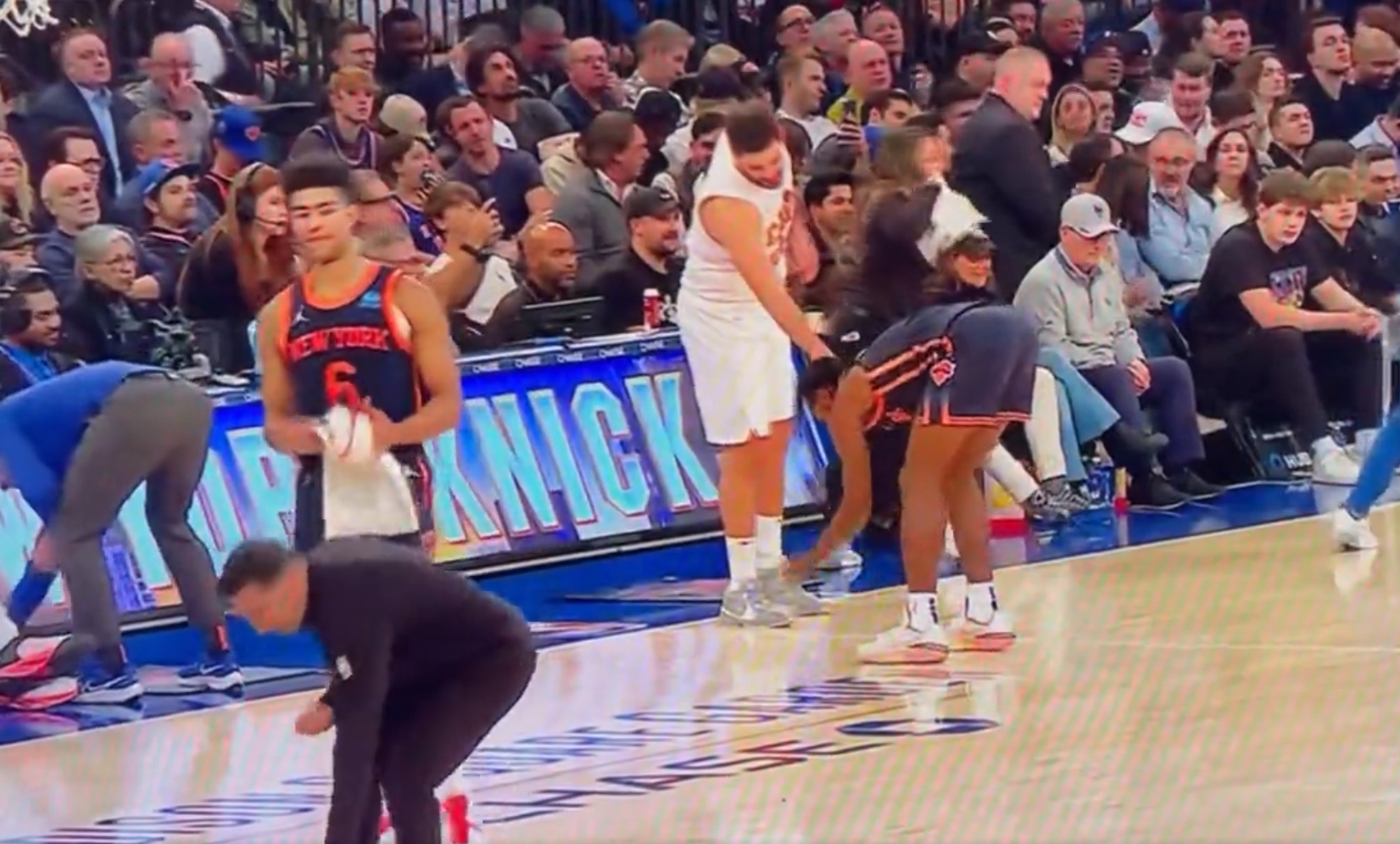 Cyrk przed meczem NBA. Duża wpadka, koszykarze sprzątali parkiet [WIDEO]
