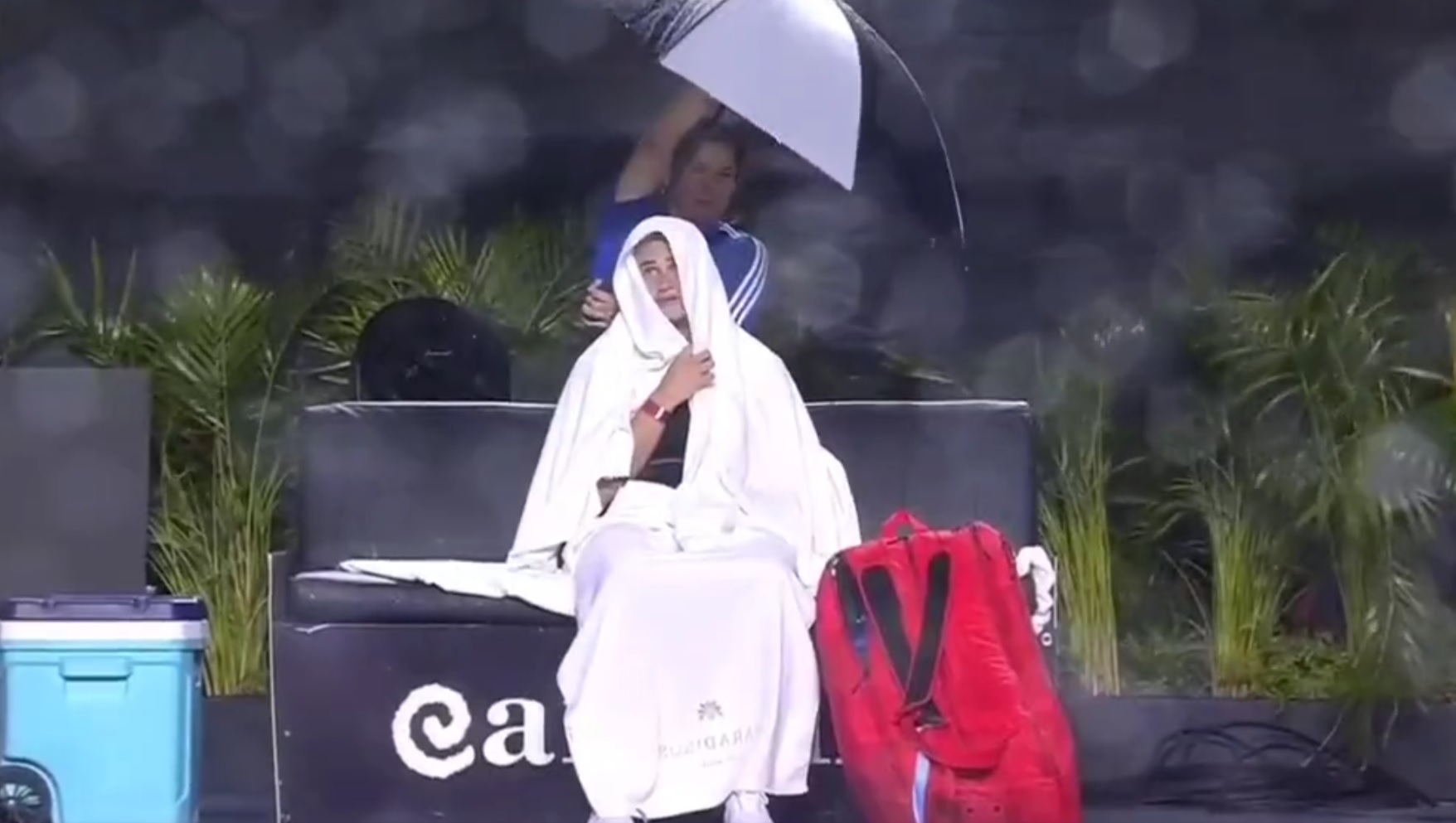 Farsa w meczu Sabalenki, na WTA znów spadają gromy. Problemy liderki rankingu, może odpaść z turnieju [WIDEO]