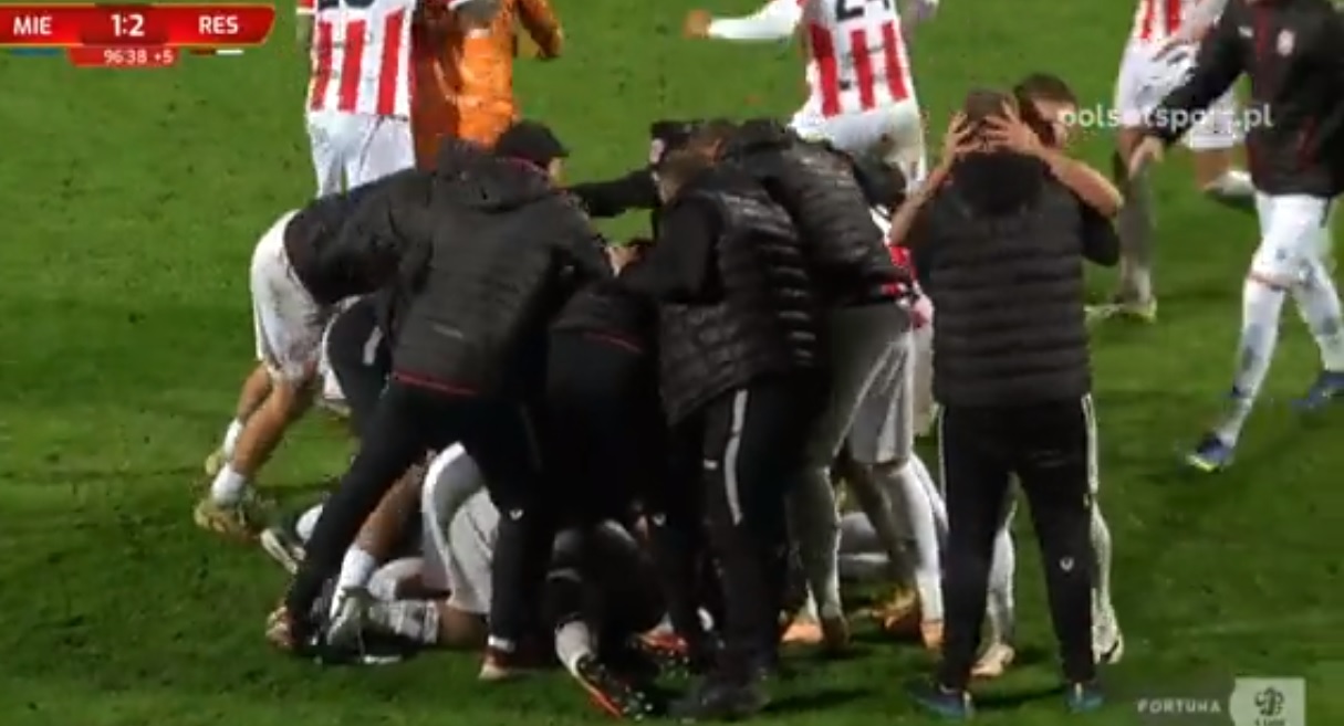 Niewiarygodna końcówka w Fortuna 1. Lidze. Gol na wagę zwycięstwa w ostatniej akcji meczu [WIDEO]
