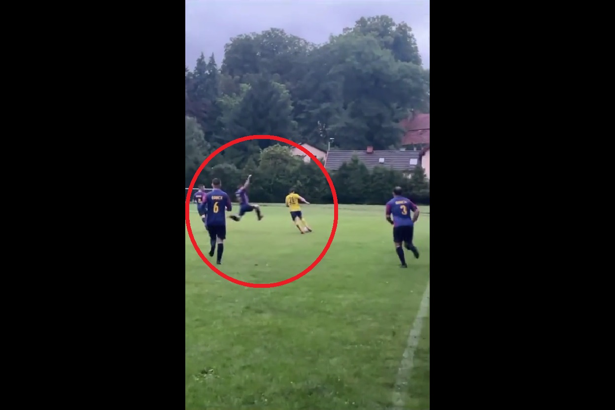 Nagranie z polskiej B-klasy stało się hitem internetu. Kwintesencja gry w niższych ligach [WIDEO]