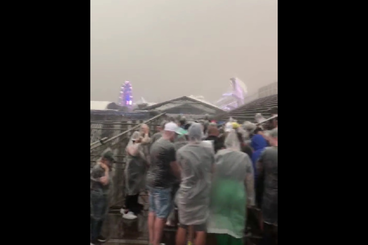 Zawalił się dach trybuny, kibice uciekali w popłochu. Sceny grozy podczas kwalifikacji F1 [WIDEO]