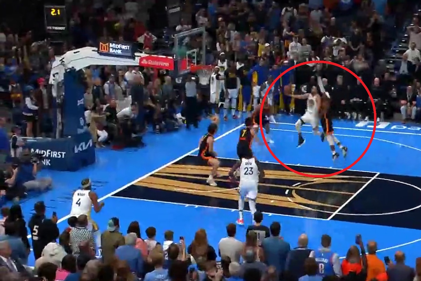 Kolejny kosmiczny popis gwiazdora NBA! Zapewnił drużynie zwycięstwo na 0,2 sekundy przed końcem [WIDEO]