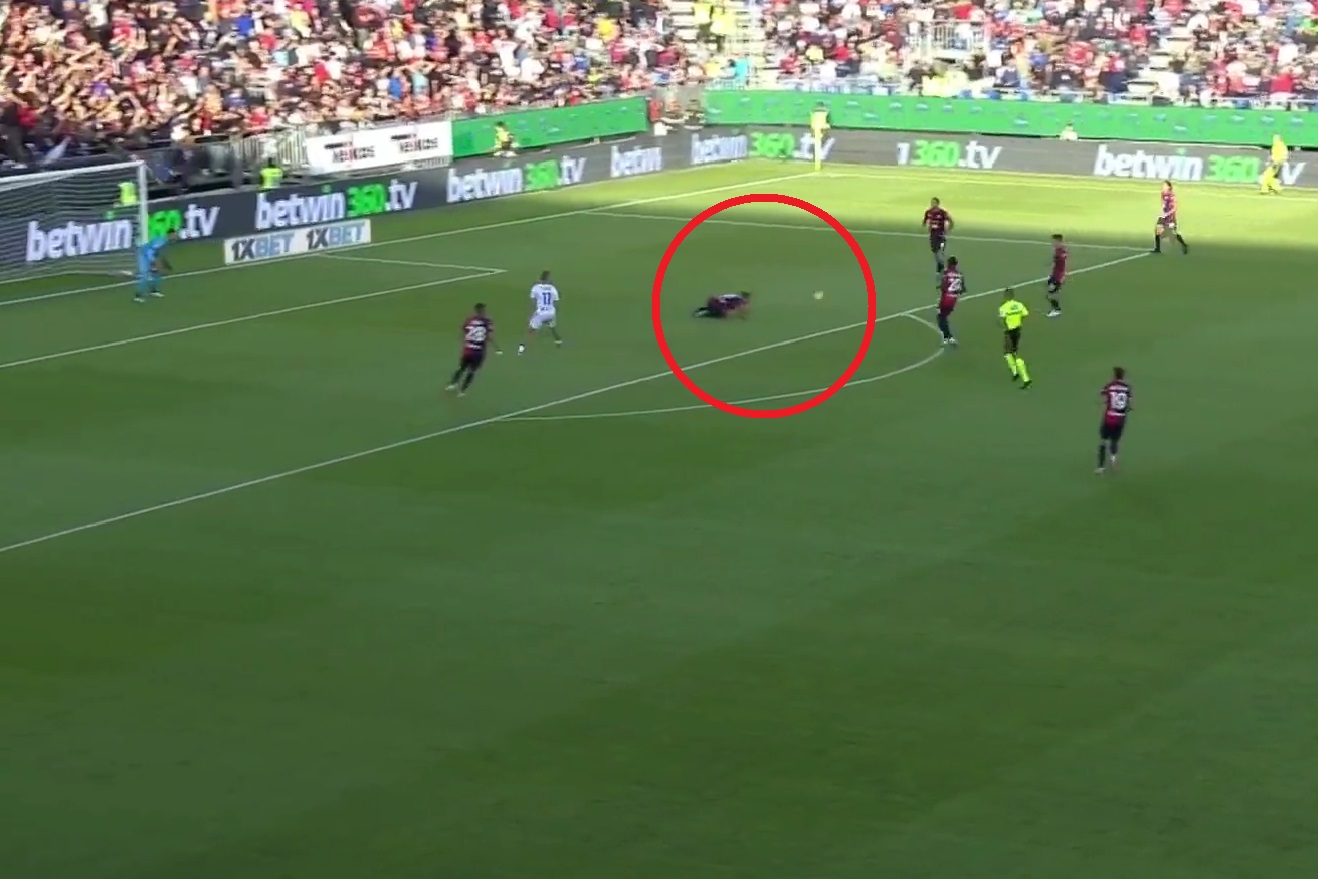 Wieteska wróci do składu Cagliari? Koszmarny błąd konkurenta Polaka. Zagrał piłkę wprost do rywala [WIDEO]