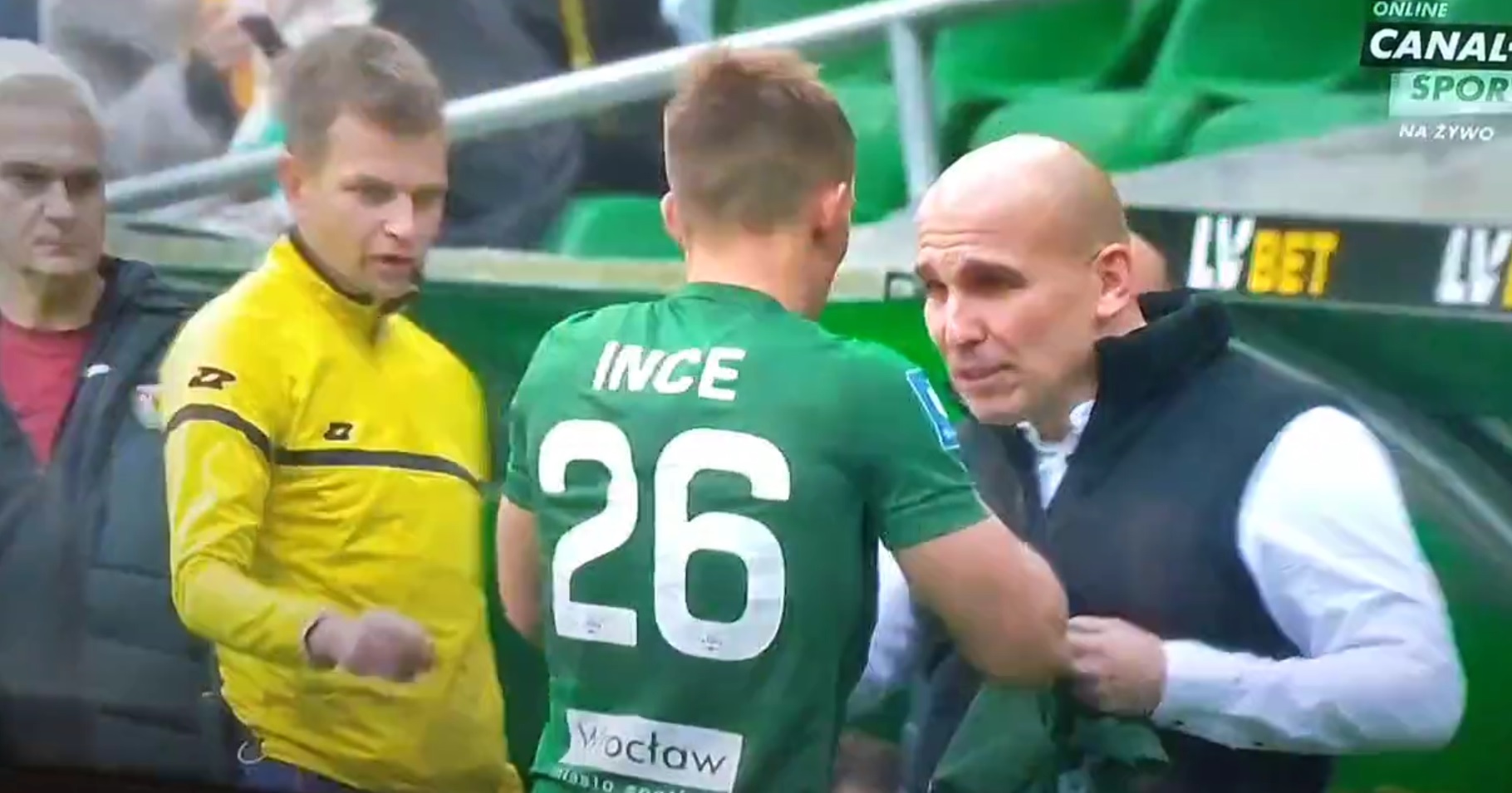 Kuriozalna sytuacja w meczu Ekstraklasy. Piłkarz Śląska Wrocław założył koszulkę kolegi [WIDEO]