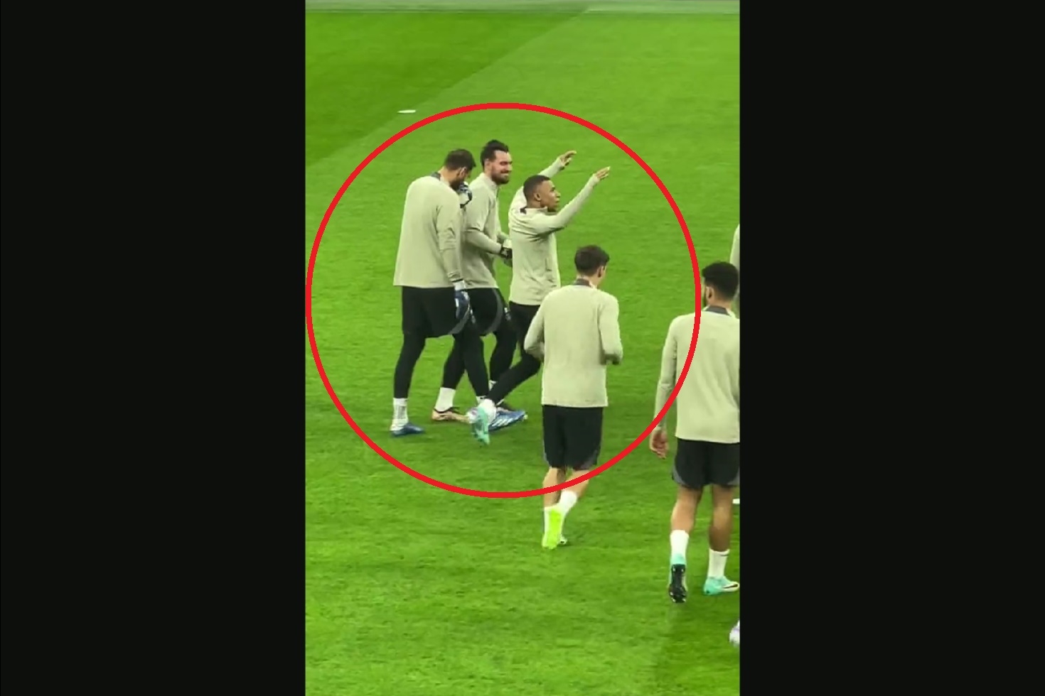 Kibice Milanu szykują się na Donnarummę, Mbappe śmieje się z kolegi. Szydera na treningu PSG [WIDEO]