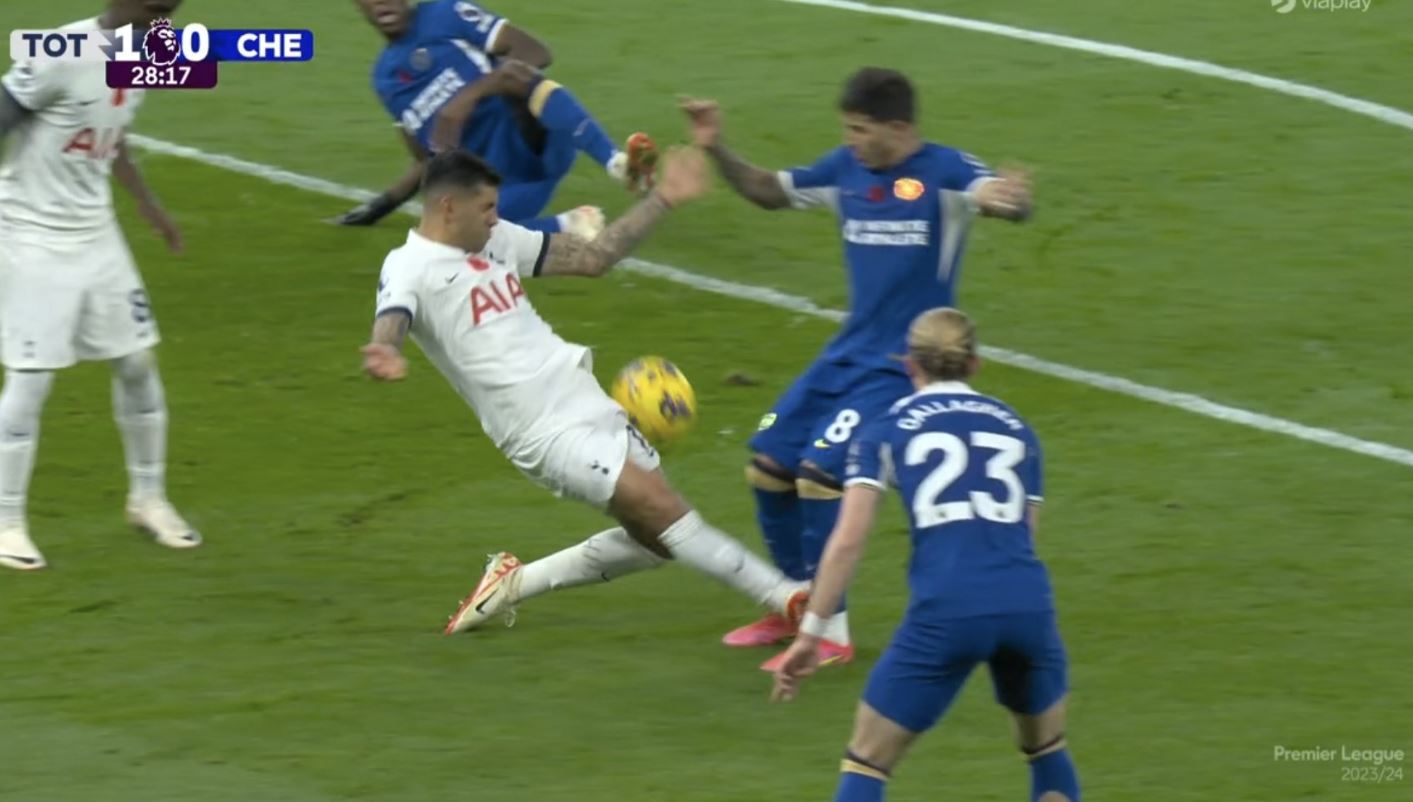Mistrz świata stracił głowę w Premier League! Sędziowie go oszczędzili, a i tak wyleciał z boiska [WIDEO]