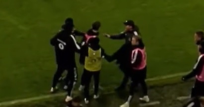 Dostał czerwoną kartkę, po chwili znalazł się na trybunie ultrasów. Niespodziewane zachowanie piłkarza [WIDEO]