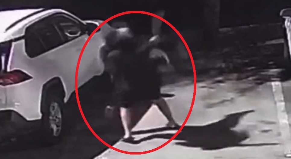 Były zawodnik MMA zaatakowany pod własnym domem. Napastnik rzucił się na fightera z nożem w ręku [WIDEO]