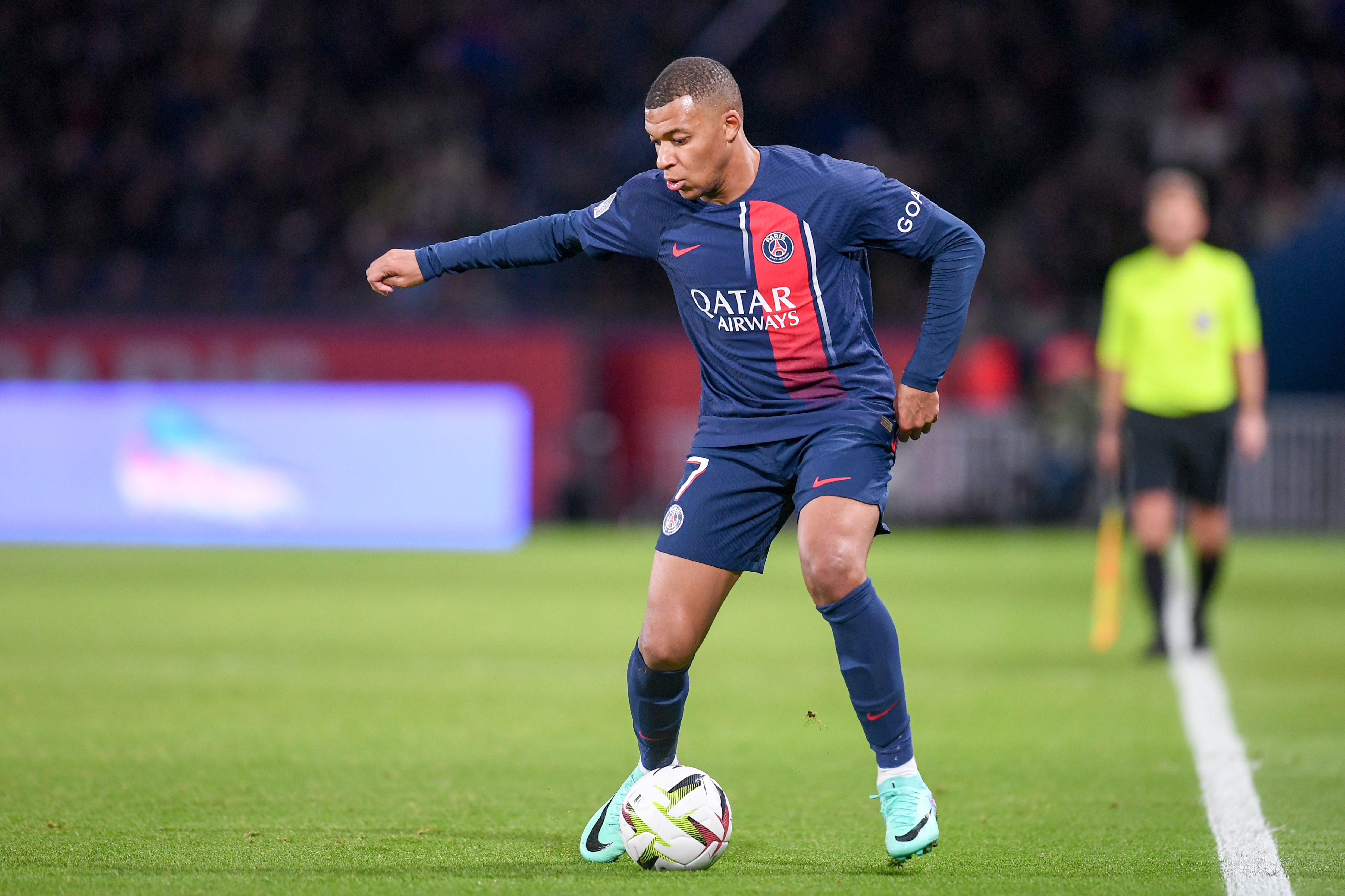 Kylian Mbappe zrezygnował z gigantycznych pieniędzy. Wyciekły kolejne szczegóły umowy gwiazdora z PSG