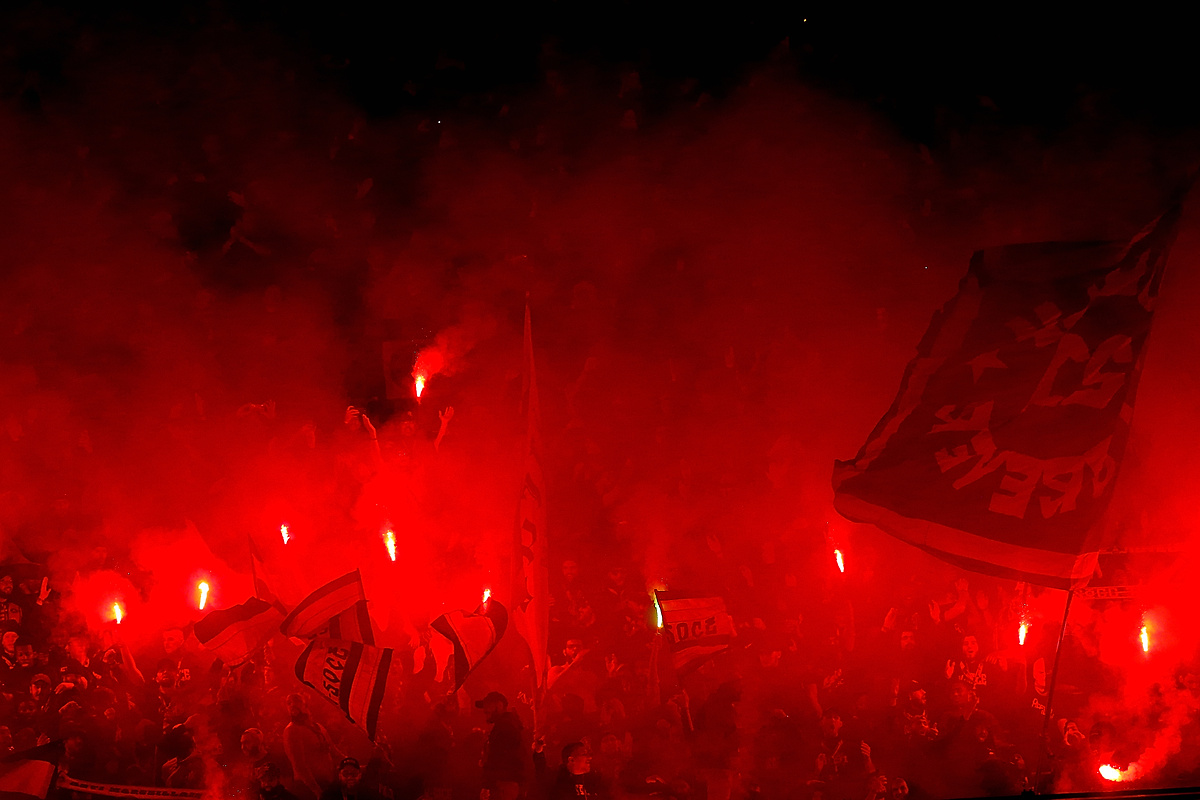 Chwile grozy przed hitem Ligi Mistrzów. Kibic PSG i policjant zaatakowani przez nożowników