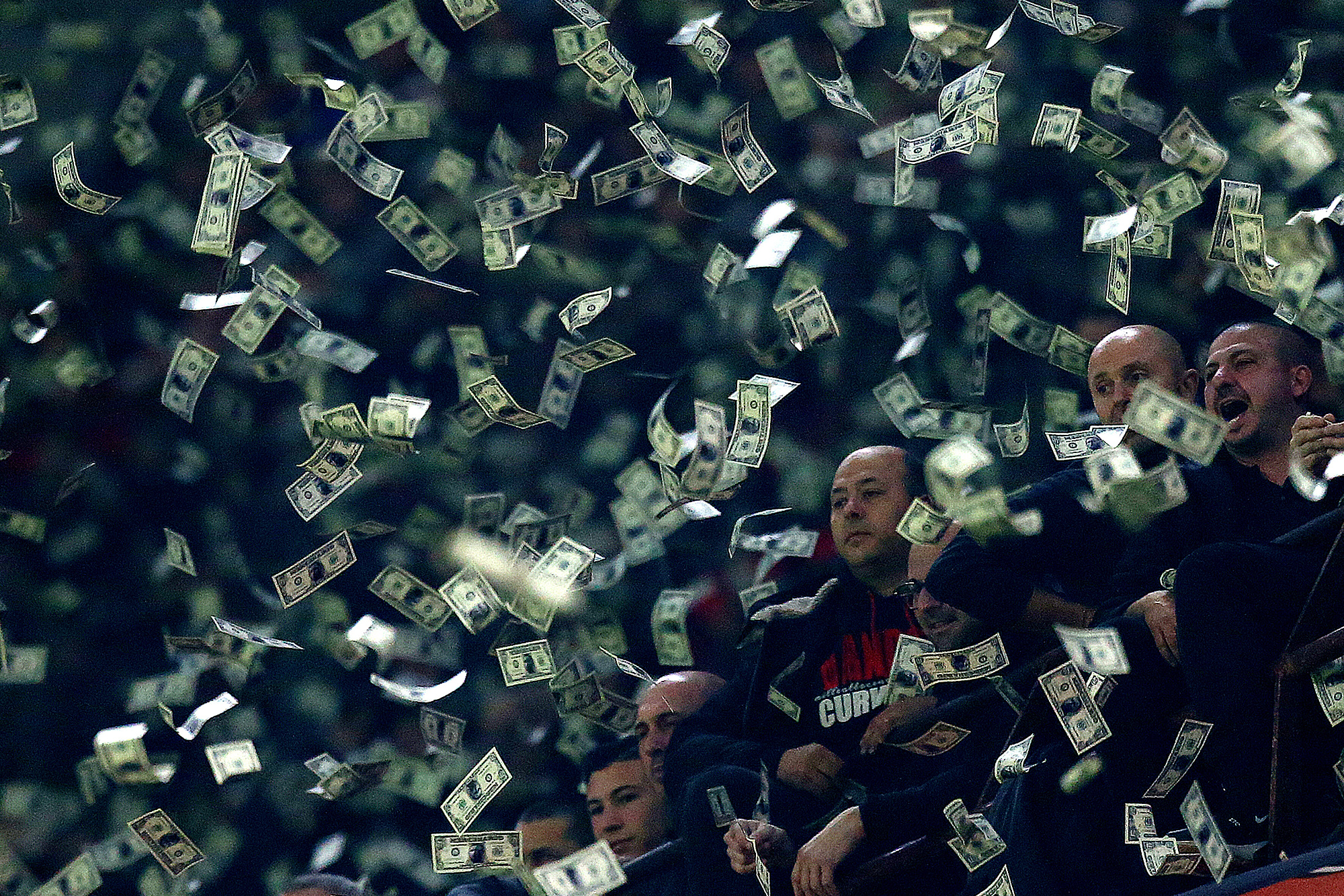 Szaleństwo na San Siro, tak fani Milanu przywitali Donnarummę. Poleciały tysiące specjalnych banknotów [WIDEO]