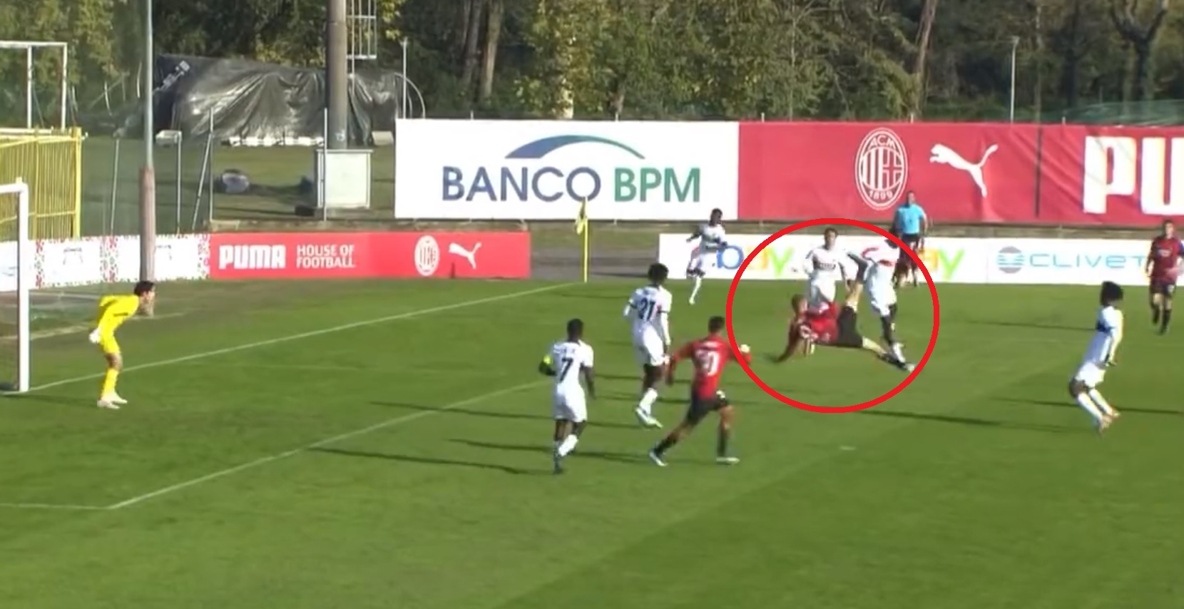 Widowiskowa przewrotka 15-letniego piłkarza Milanu. Uderzył niczym Rafael Leao [WIDEO] 