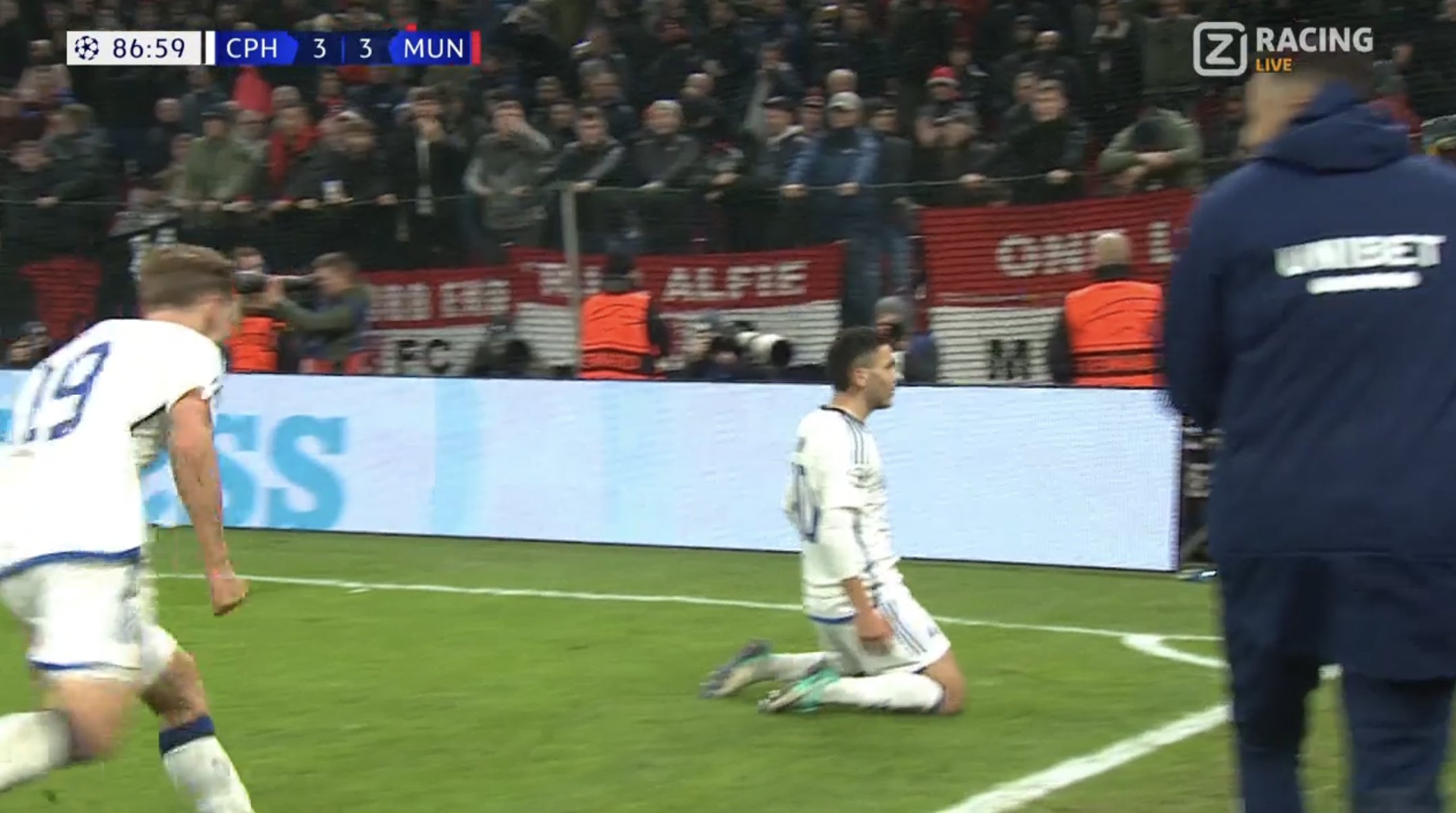 Obłęd w meczu Kopenhagi z Manchesterem United! 17-latek powalił "Czerwone Diabły"! [WIDEO]