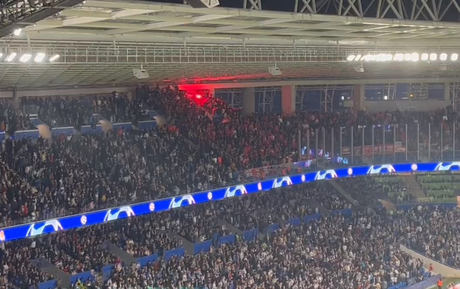 Skandal podczas meczu Ligi Mistrzów. Uderzono w sektor z rodzinami i dziećmi [WIDEO]