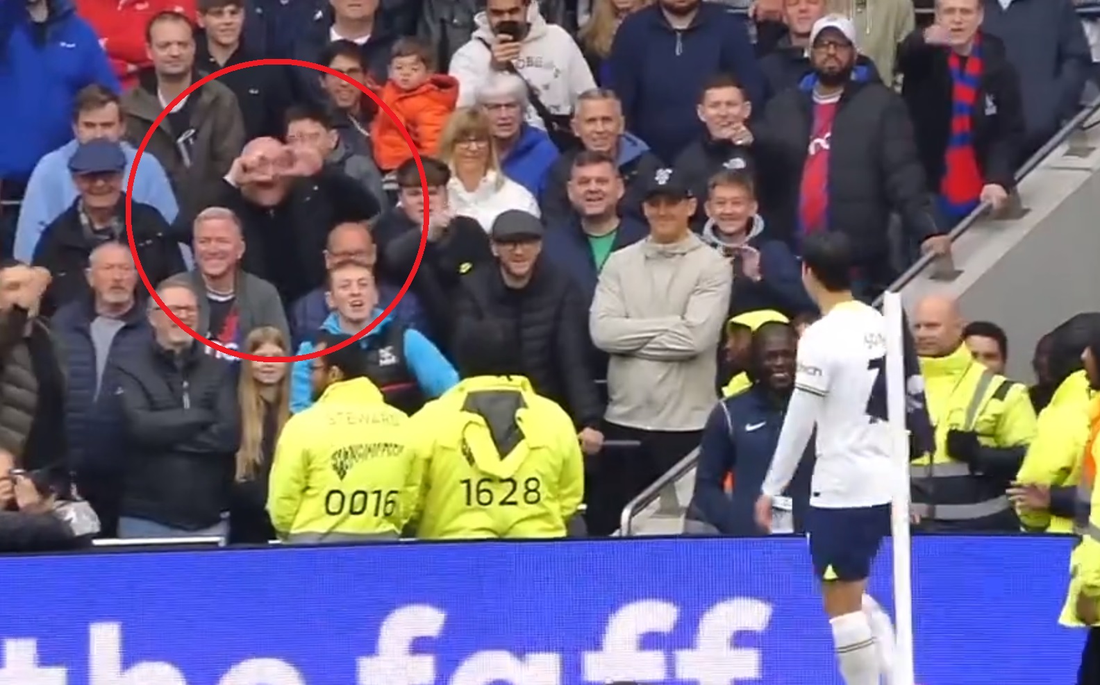 Kibic został ukarany przez Premier League. Ostra reakcja na rasistowski gest wobec Heung-min Sona [WIDEO]