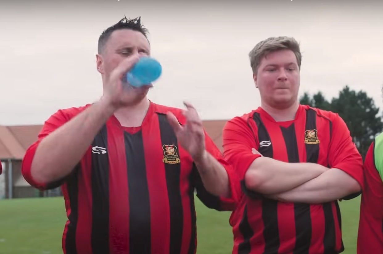 Okrzyknięto ich najgorszym klubem w kraju. Stracili aż 200 goli, w pierwszym składzie gra 73-letni prezes 