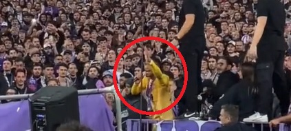 18-letni piłkarz Toulouse poprowadził doping kibiców. Niesamowite sceny po zwycięstwie z Liverpoolem [WIDEO]