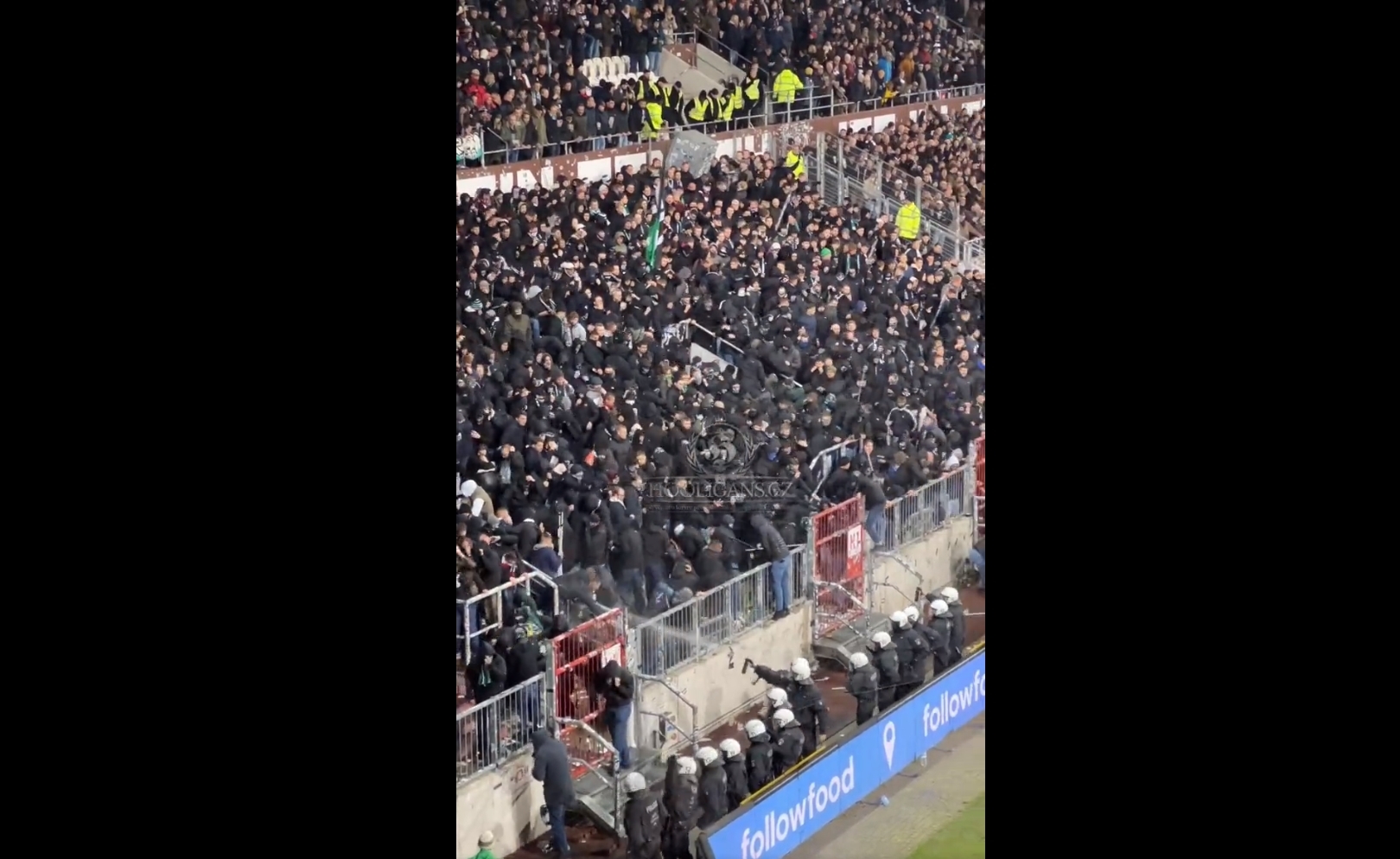 Zamieszki na meczu w Niemczech. Mecz lidera został wstrzymany, do akcji wkroczyła policja [WIDEO]